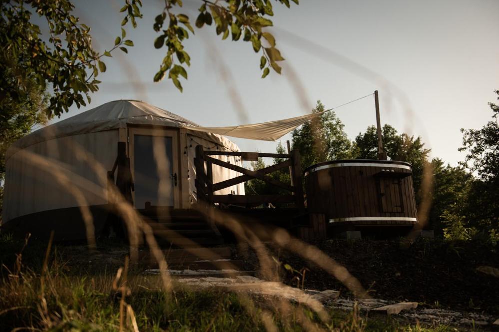 Jurty Z Widokiem, Prywatna Balia- Dzikolas Glamping Krasnobrod Ngoại thất bức ảnh